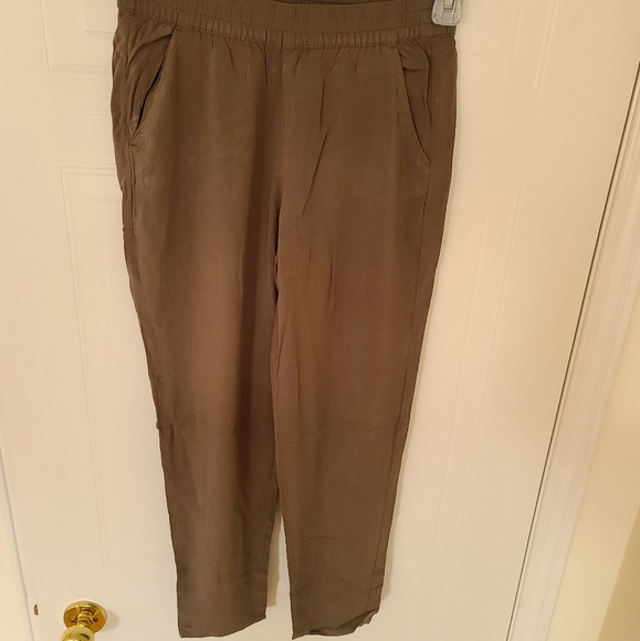 H&M Divided Pull-On Viscose Pants. Military Green. 2P - Picture 2 of 5